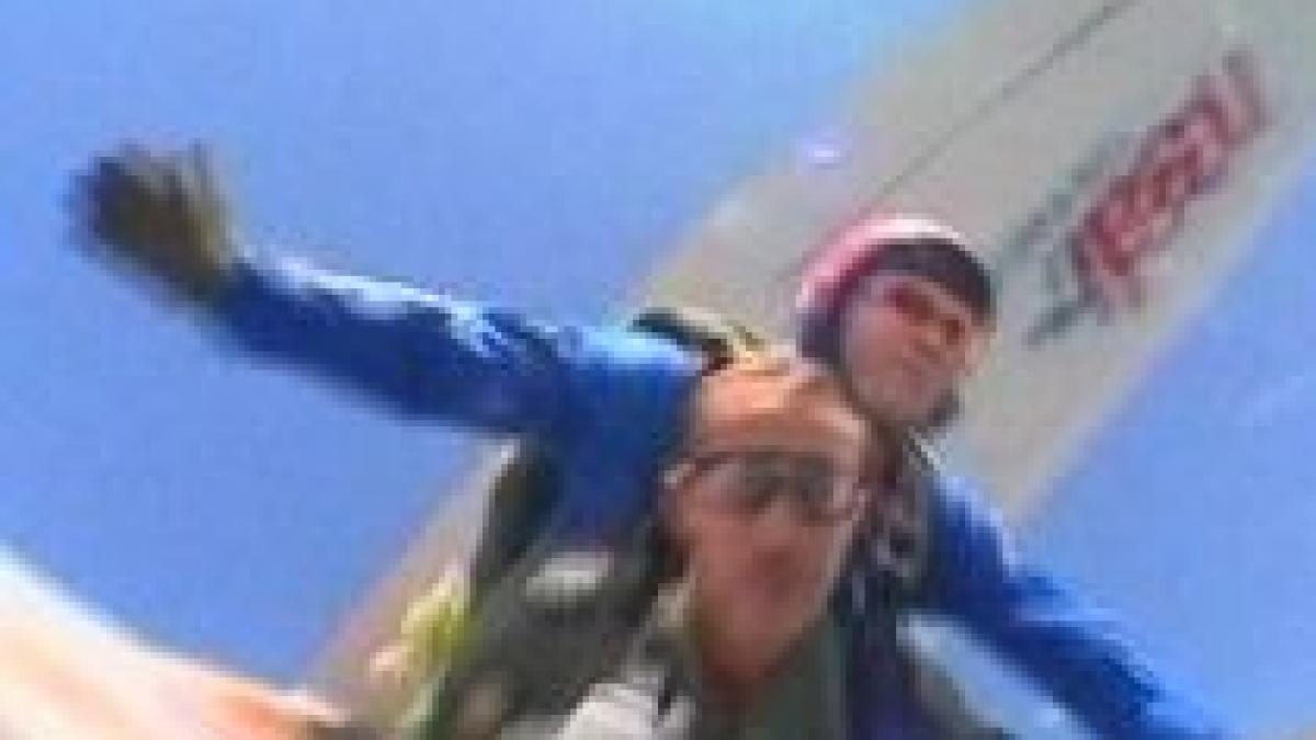 Acrobaţii aeriene la Mamaia. Radu Mazăre a deschis spectacolul cu o săritură cu paraşuta (VIDEO)