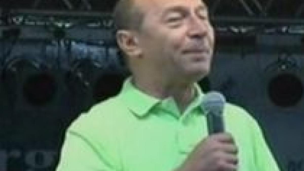 Traian Băsescu, întâmpinat cu colac şi ţuică la Festivalul Văii Mureşului (VIDEO)