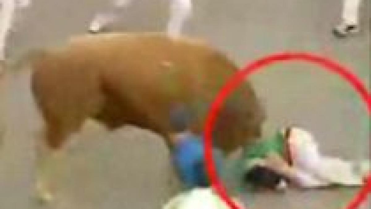 un barbat si a pierdut viata in timpul curselor cu tauri de la pamplona video