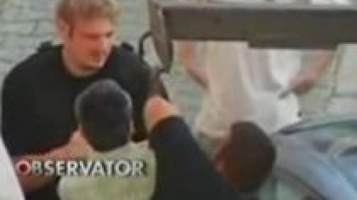 Botoşani. Un bărbat, agresat de angajaţii de la tractări auto, sub privirile poliţiştilor (VIDEO)