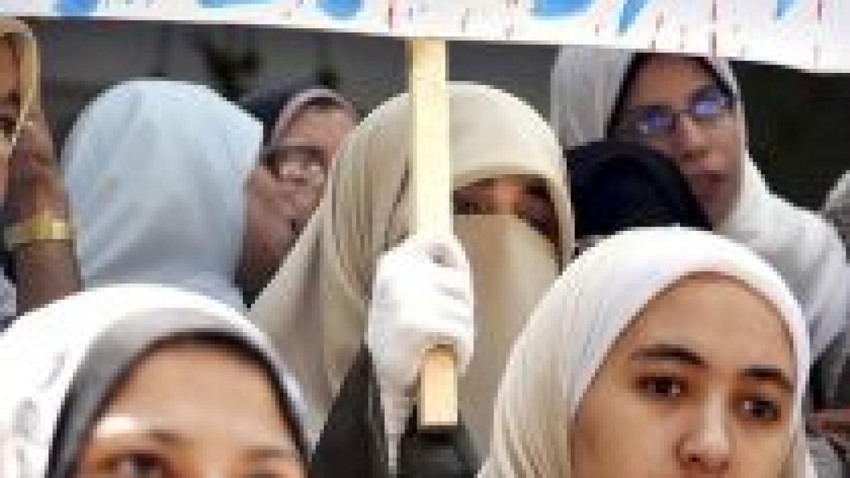 dresda mii de oameni au participat la comemorarea unei egiptence ucise intr un atac xenofob