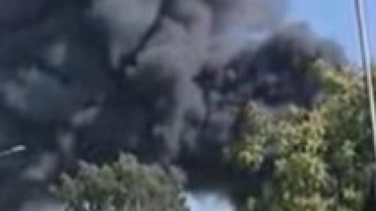 incendiu de proportii la roma flacarile au atins un depozit cu 1 000 de masini video