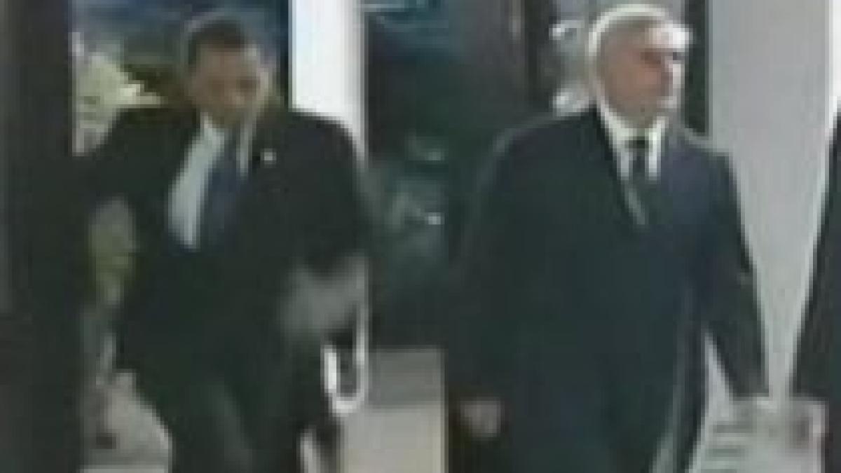 obama stie sa si mentina echilibrul presedintele sua surprins in timp ce se impiedica video