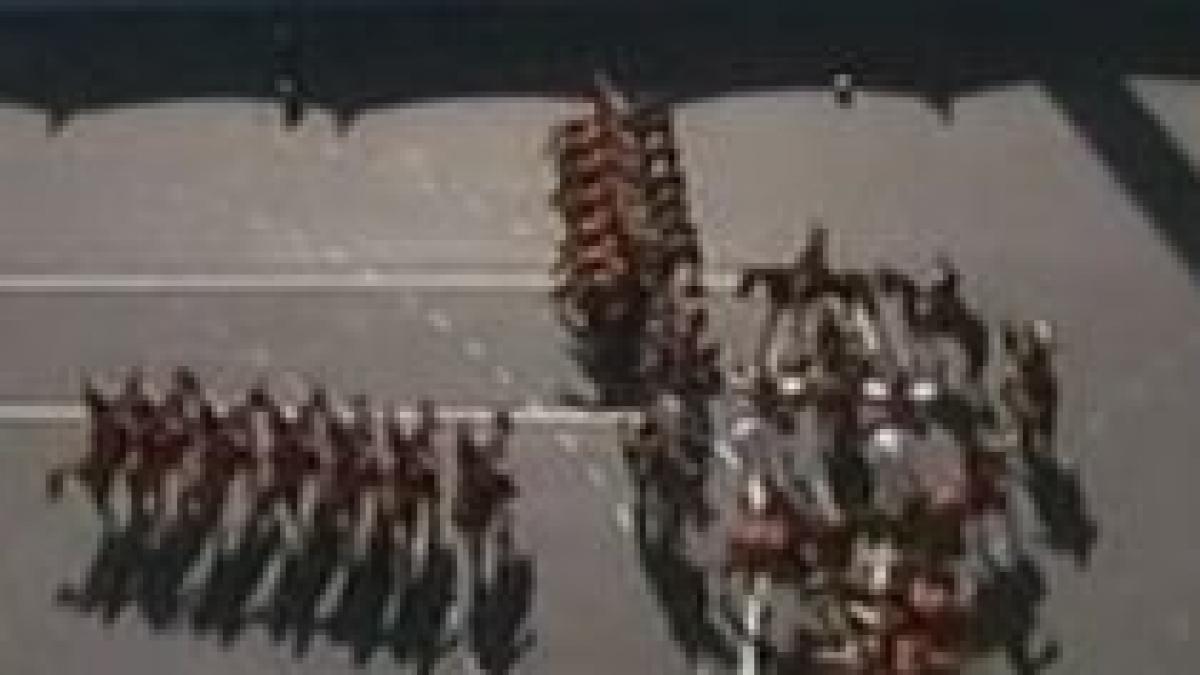 ziua nationala a frantei sarbatorita cu o parada militara de proportii video