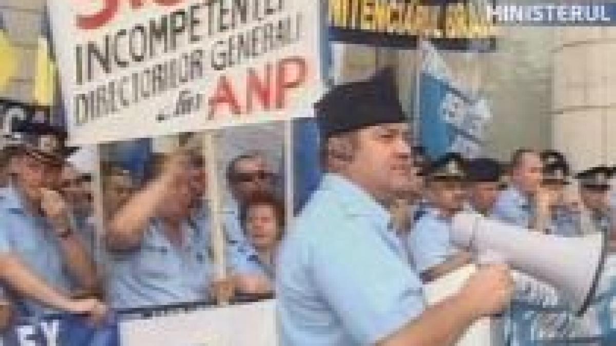 angajatii din penitenciare picheteaza sediul ministerului justitiei motivul nemultumirii conditiile