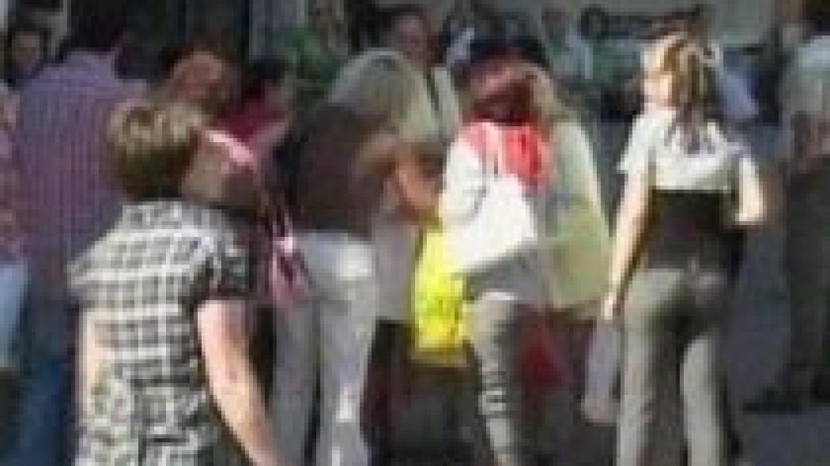 scandal la examenul de titularizare absolventii spiru haret din deva si focsani scosi din sali video