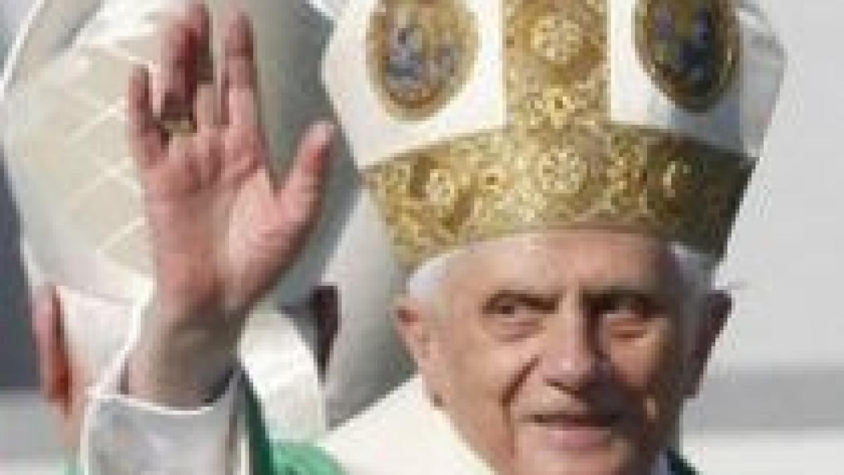 papa benedict al xvi lea si a fracturat incheietura mainii dupa ce a cazut la resedinta de vacanta