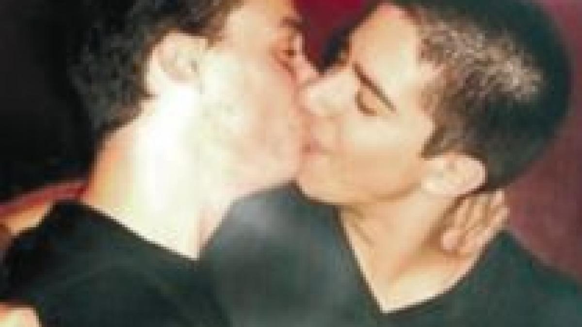 fiul ministrului placinta in ipostaze homosexuale purtand simboluri sataniste video