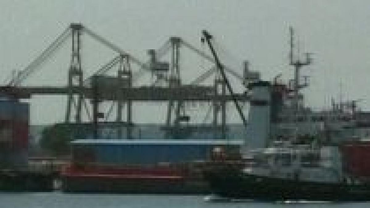 O navă germană, cu 11 marinari români la bord, eliberată de piraţii somalezi 