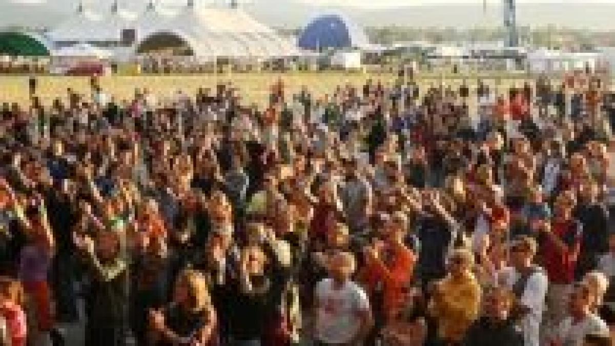 slovacia un mort si zeci de raniti dupa ce un cort s a prabusit la un festival de muzica