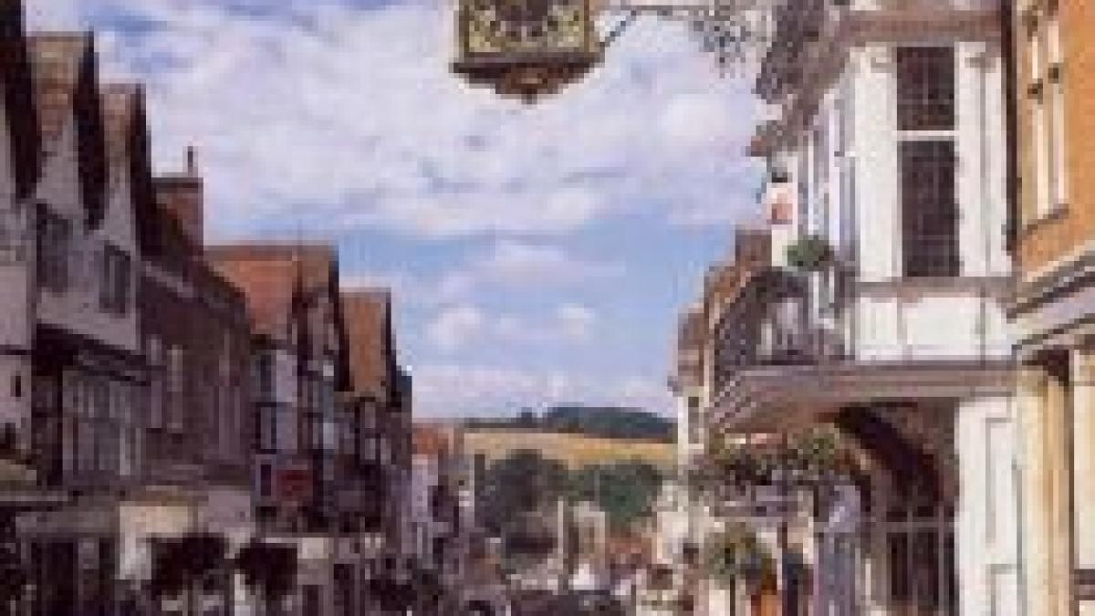 un patron englez interzice est europenilor accesul in magazinul sau de bijuterii