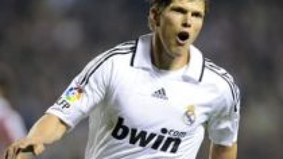 concurenta galactica pentru marica stuttgart s a inteles cu huntelaar