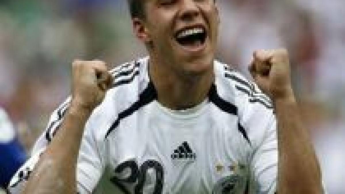 lukas podolski si fc koln au invins fc timisoara cu 2 0 intr un meci amical din austria