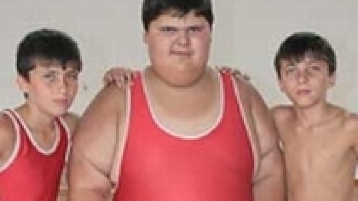 un baiat de noua ani din rusia cantareste 146 de kilograme foto