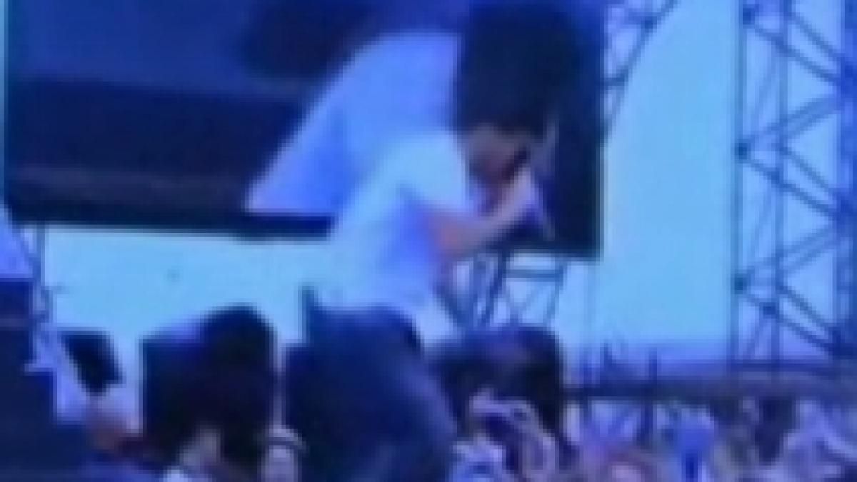 stanjenitor peter andre se impiedica pe scena video