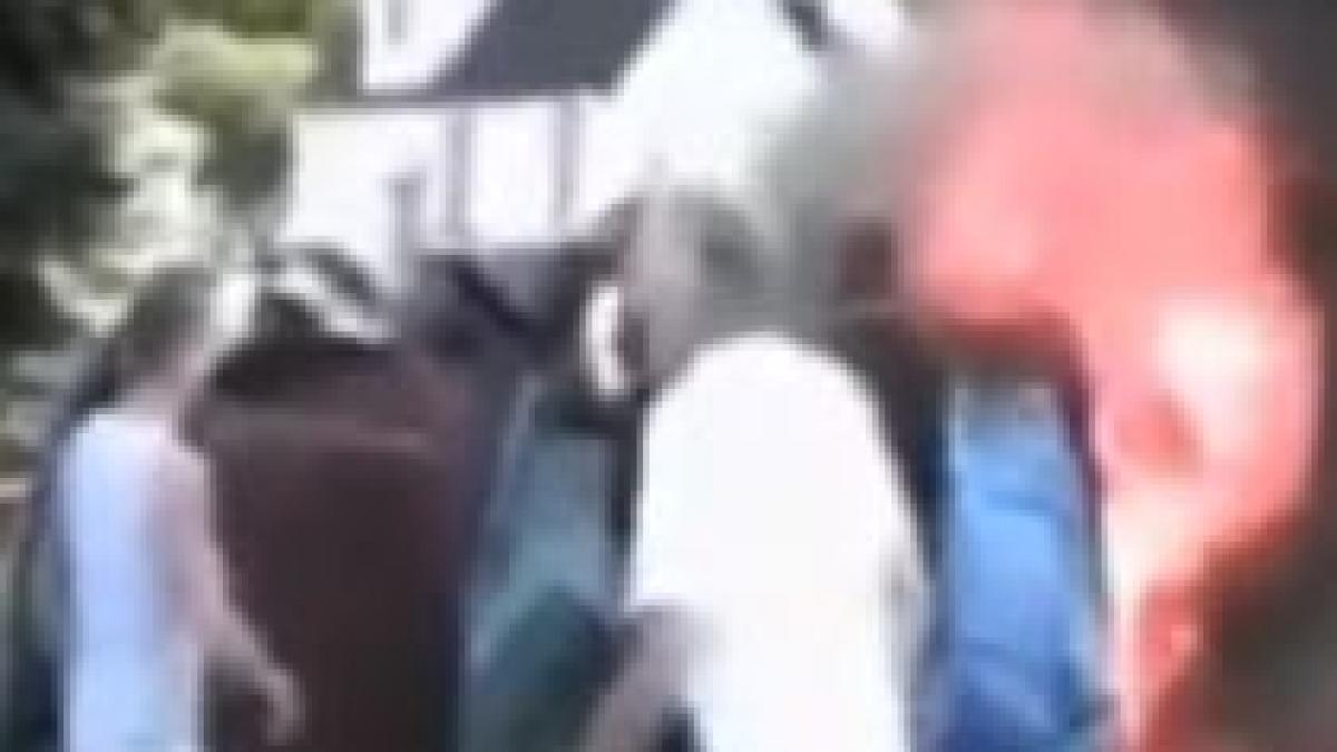 imagini dramatice ale salvarii unui baietel de patru ani dintr o masina cuprinsa de flacari video