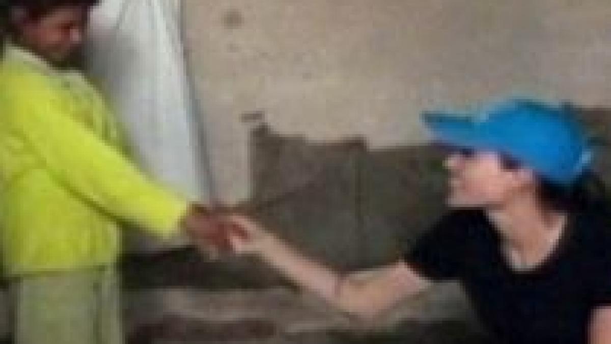 angelina jolie a vizitat o tabara de refugiati din irak video