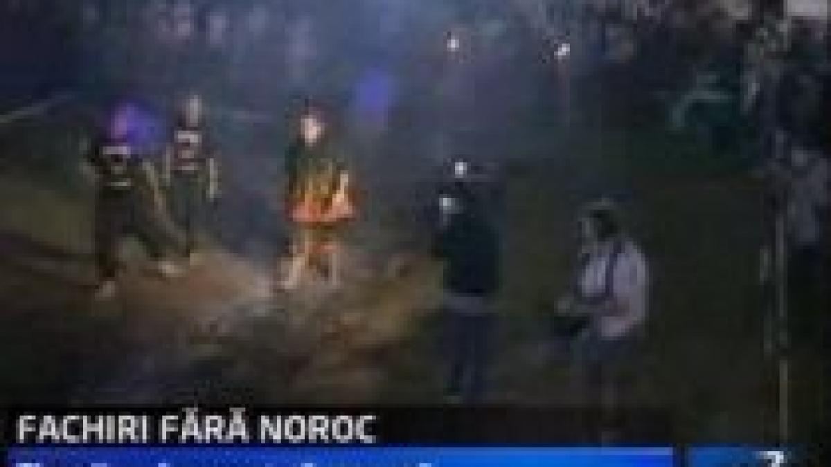 Iaşi. Şapte tineri şi-au ars tălpile încercând să meargă pe cărbuni încinşi (VIDEO)