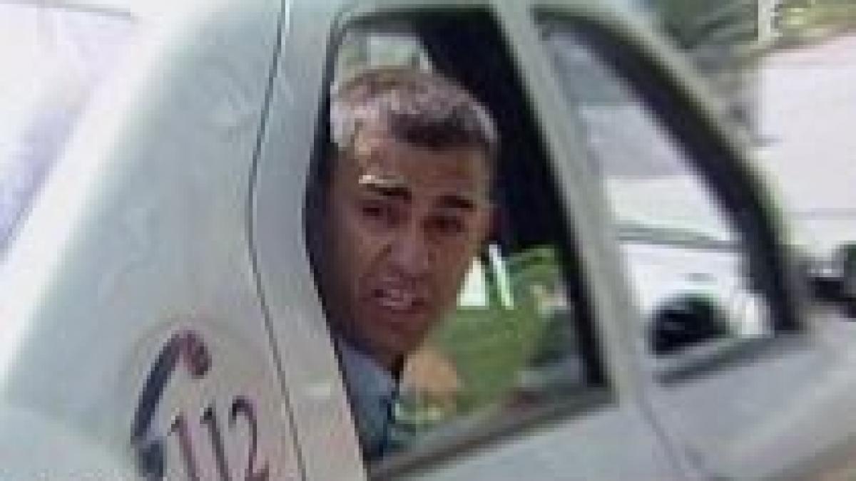 Şi-a "altoit" iubita în timp ce-şi conducea jeep-ul. Nervosul a fost oprit de un poliţist (VIDEO)