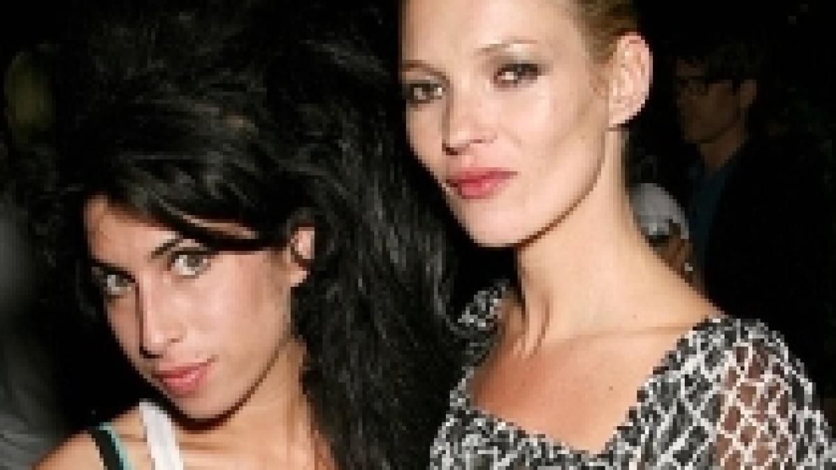 amy winehouse a subtilizat doua grame de cocaina din poseta lui kate moss