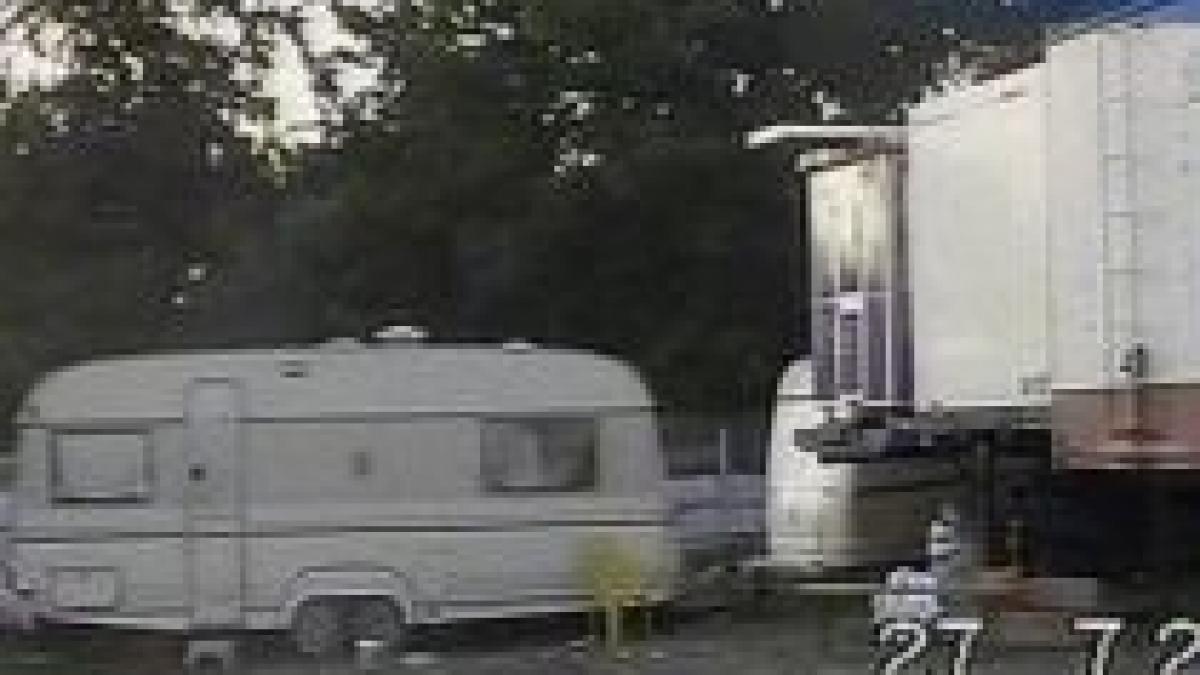 cinci persoane au furat 700 000 de lei dintr o rulota aflata intr un parc de distractii video