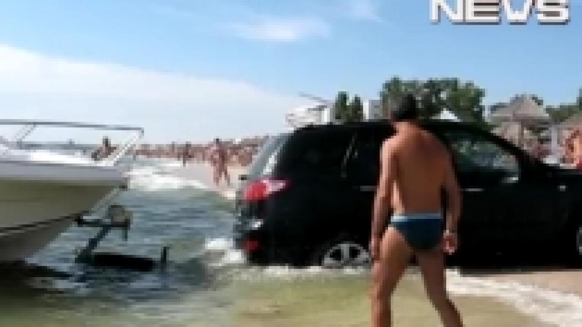 smecheri pe litoral cu masina la plaja pe langa turisti video