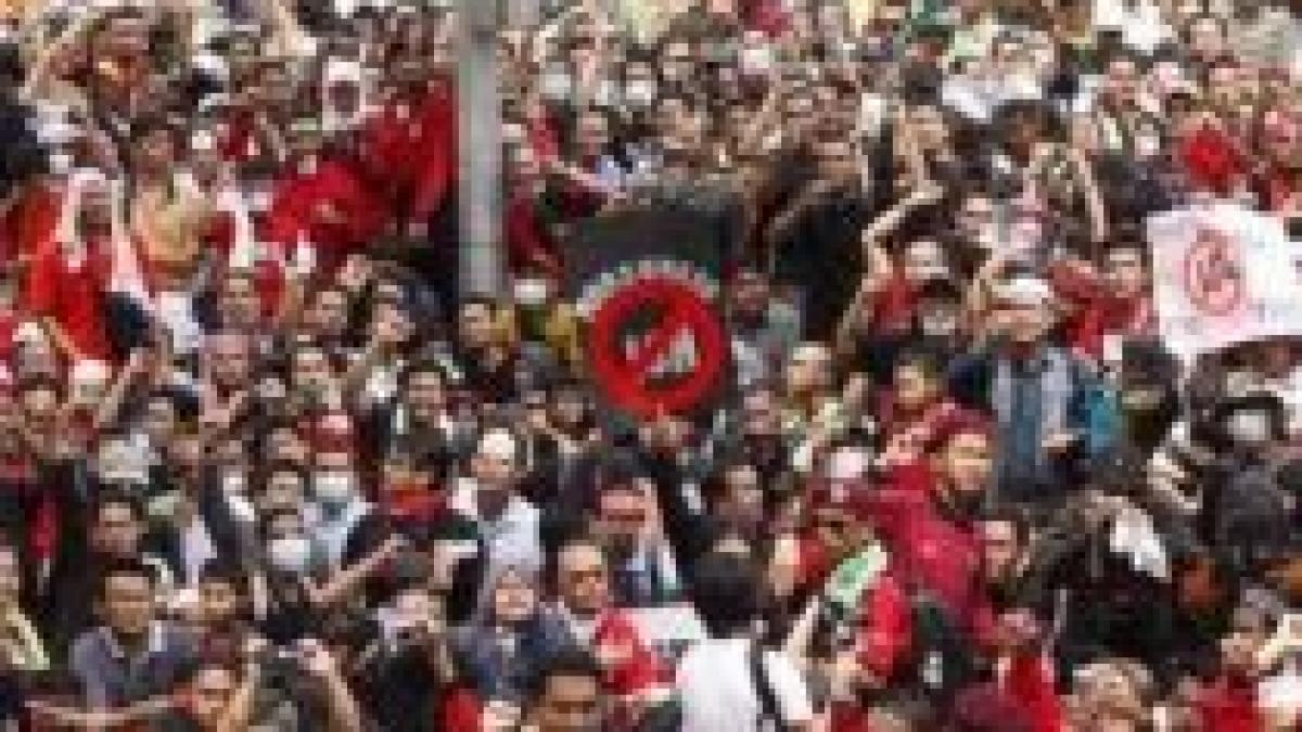 lupte de strada in malaezia zeci de mii de protestatari dispersati de politie cu gaze lacrimogene