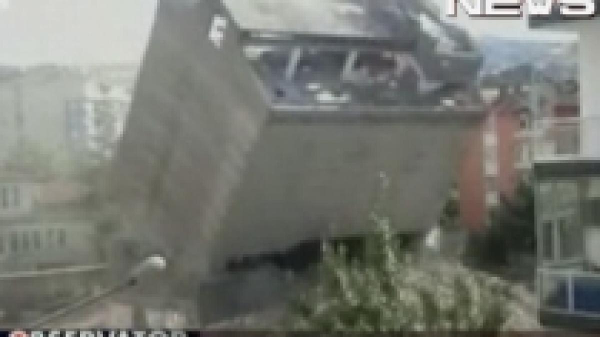 demolare cu bucluc o cladire veche de 80 de ani s a rostogolit ca o cutie de chibrituri video