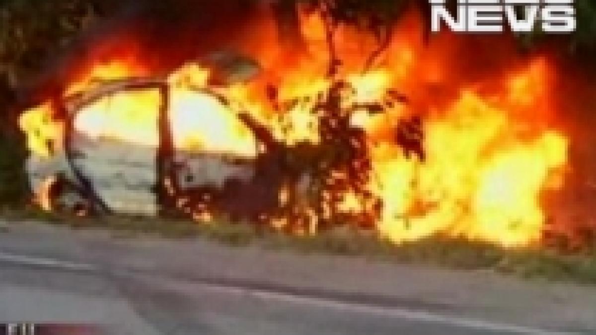 trei femei salvate de un barbat dintr o masina care a luat foc pe o sosea din maramures video