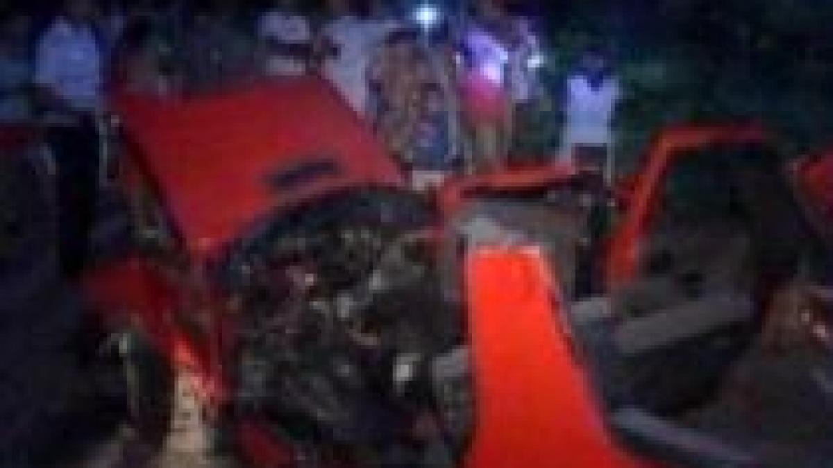 infotrafic cinci raniti dupa ce o tanara a intrat cu masina intr un copac video