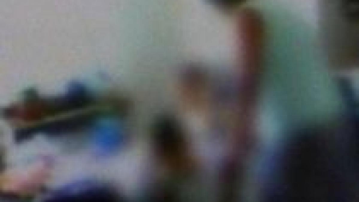 bona filmata in timp ce batea copiii pe care ii avea in grija va fi urmarita penal video