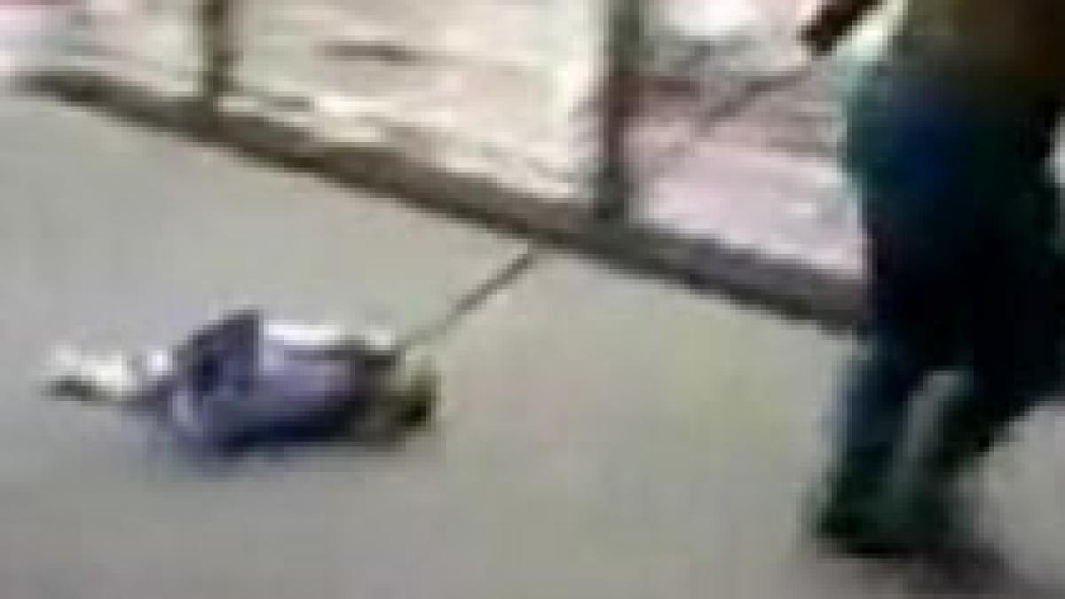 si a tarat copilul cu lesa legata de gat printr un magazin video