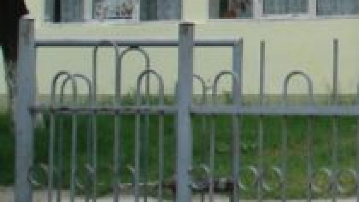 un geamantan suspect a creat panica la scoala generala spiru haret din petrosani video