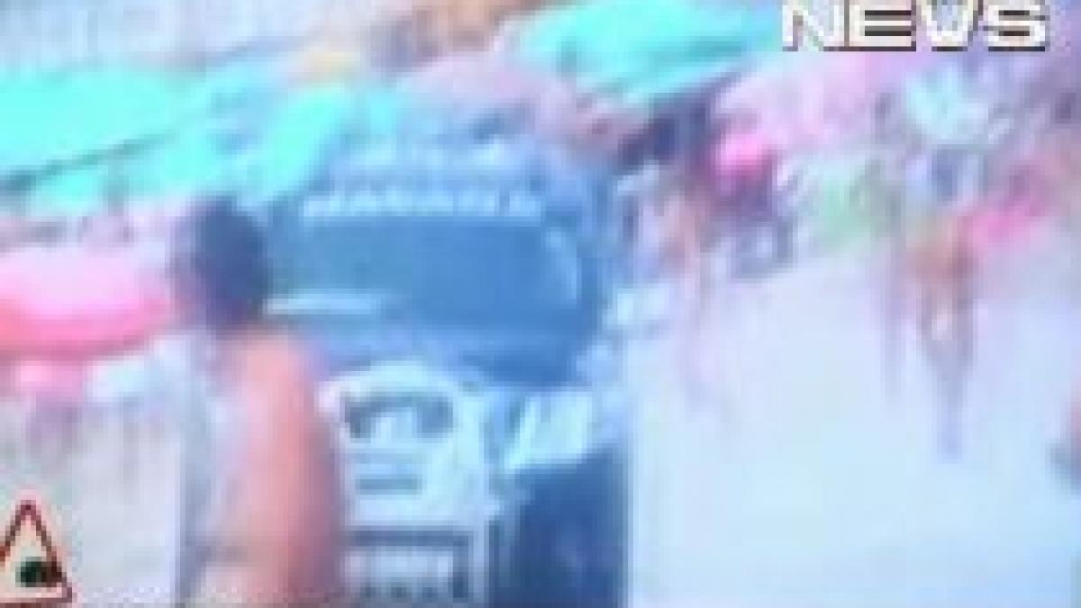 mitocan la apa un barbat conduce o masina de teren pe plaja sfidandu i pe toti cei din jur video