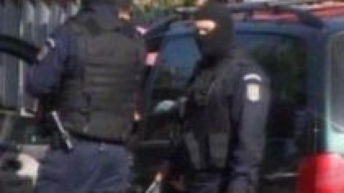 schimb de focuri intre un interlop si mai multi politisti in centrul orasului borsa video