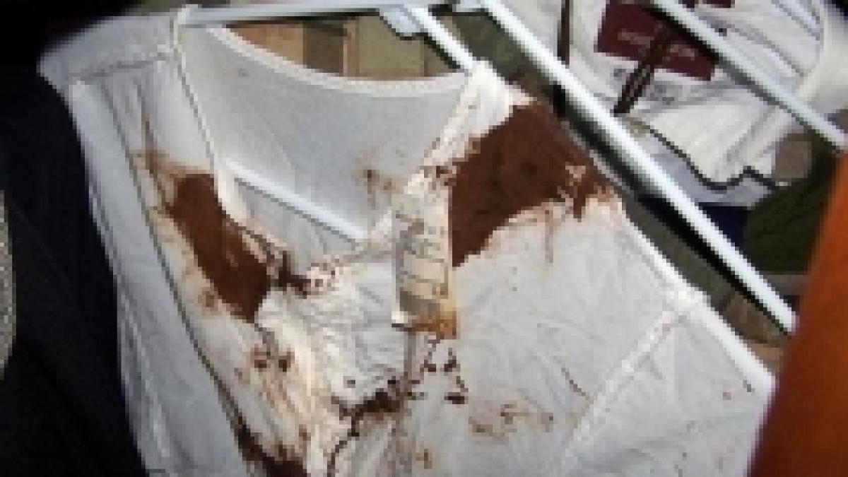 bluza de femeie patata cu sange in garderoba lui michael jackson foto