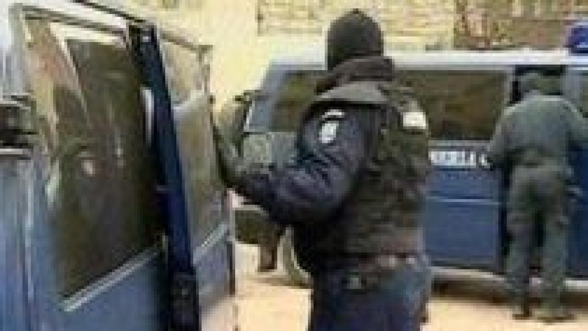 dosarul buldozerul barbatul care a lovit mai multe masini de politie in borsa inca in libertate