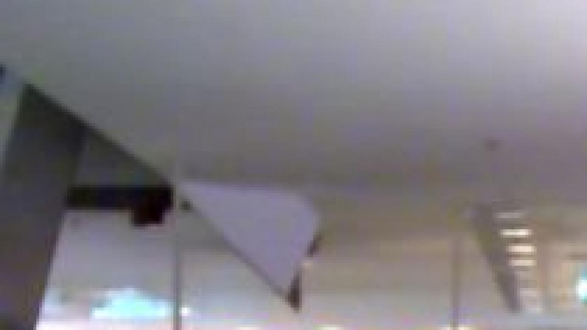 o bucata din tavanul unui magazin din plaza romania s a prabusit video