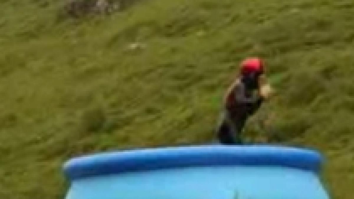 o noua provocare tobogan de apa cu aterizare la punct fix video