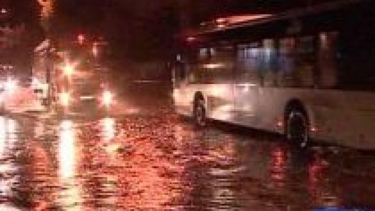 romania dupa ploi si vijelii copaci cazuti case inundate si drumuri blocate video