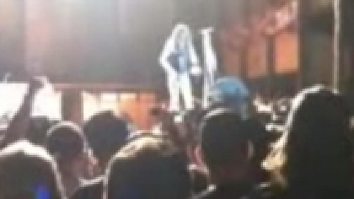 steven tyler solistul trupei aerosmith a cazut de pe scena in timpul unui concert video