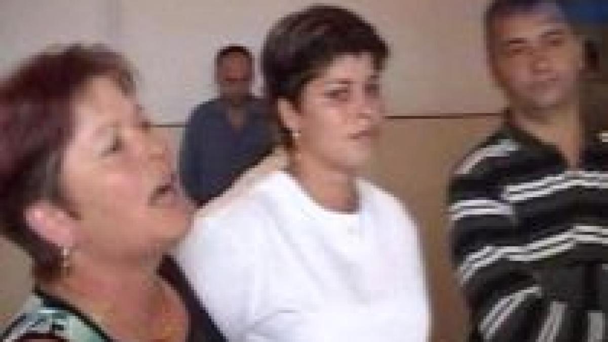 dambovita angajatii unui camin de batrani au protestat fata de mutarea asistatilor in alte centre