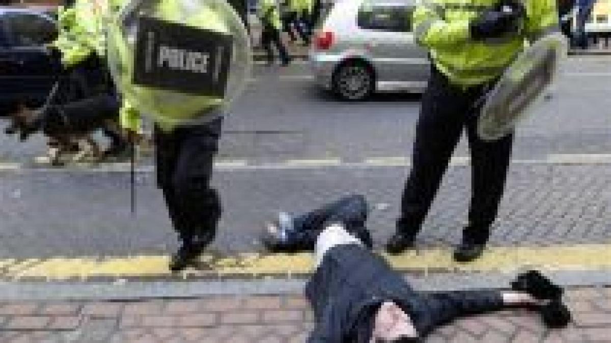 Lupte de stradă în Irlanda de Nord. 50 de oameni au fost arestaţi