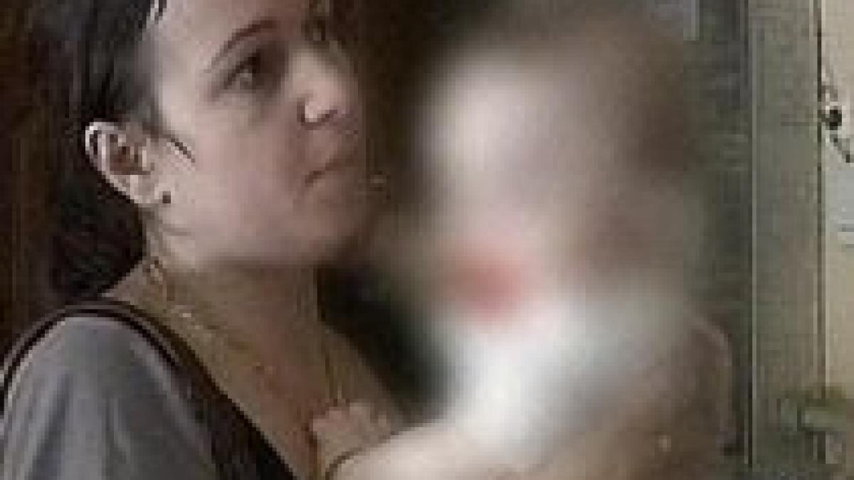 neglijenta intr un spital din barlad un bebelus a fost scapat in cap de o asistenta medicala video