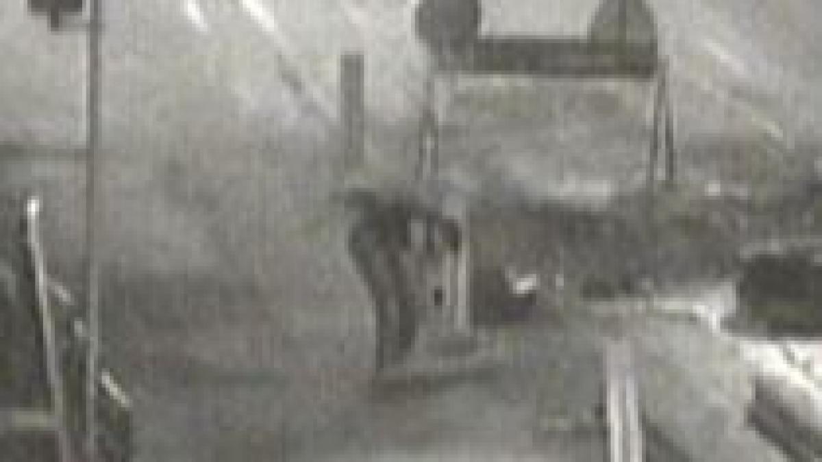 filmat in timp ce fura traversele unei linii de tramvai video