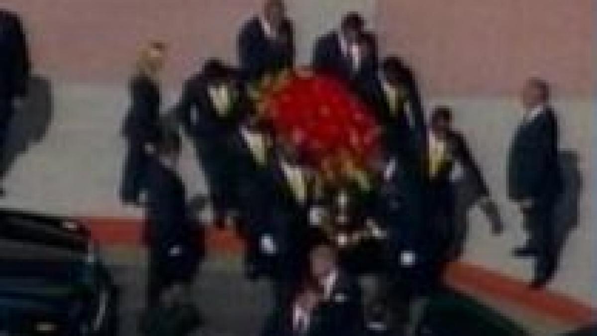 michael jackson a fost inmormantat la sapte saptamani de la moartea sa