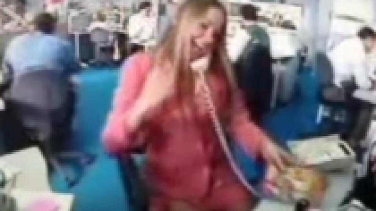 o blonda cu un telefon isi exaspereaza colegul de birou video