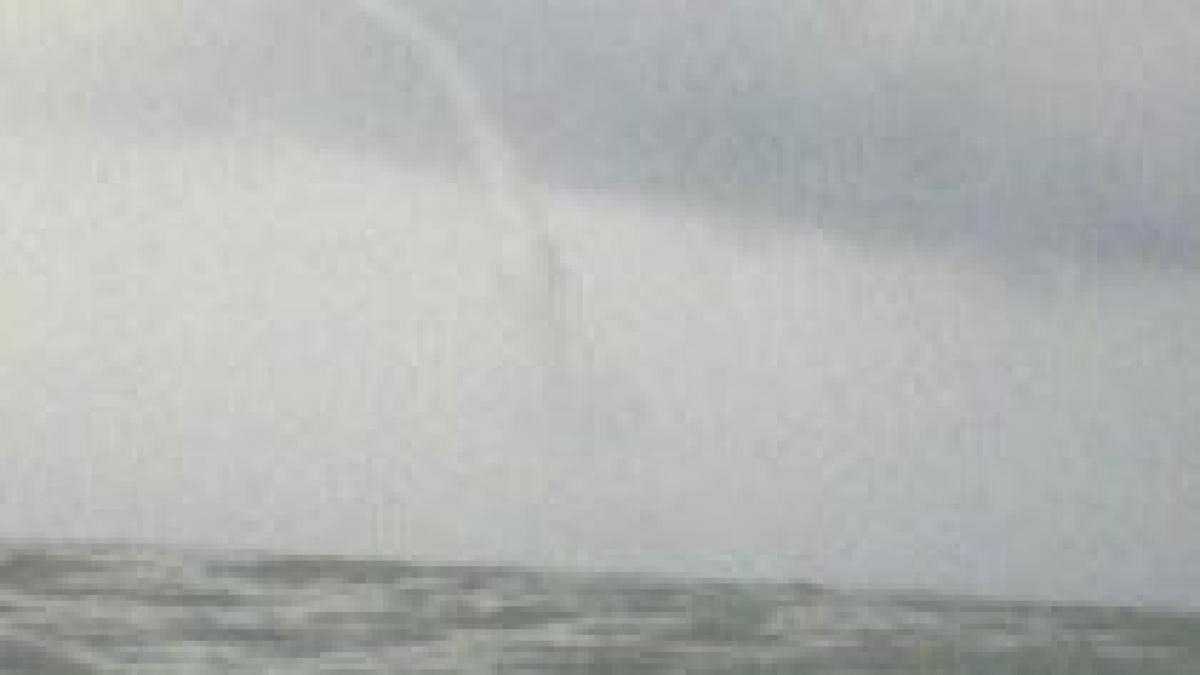 tornada in marea neagra turistii din mamaia au fost surprinsi de un fenomen meteo neobisnuit video