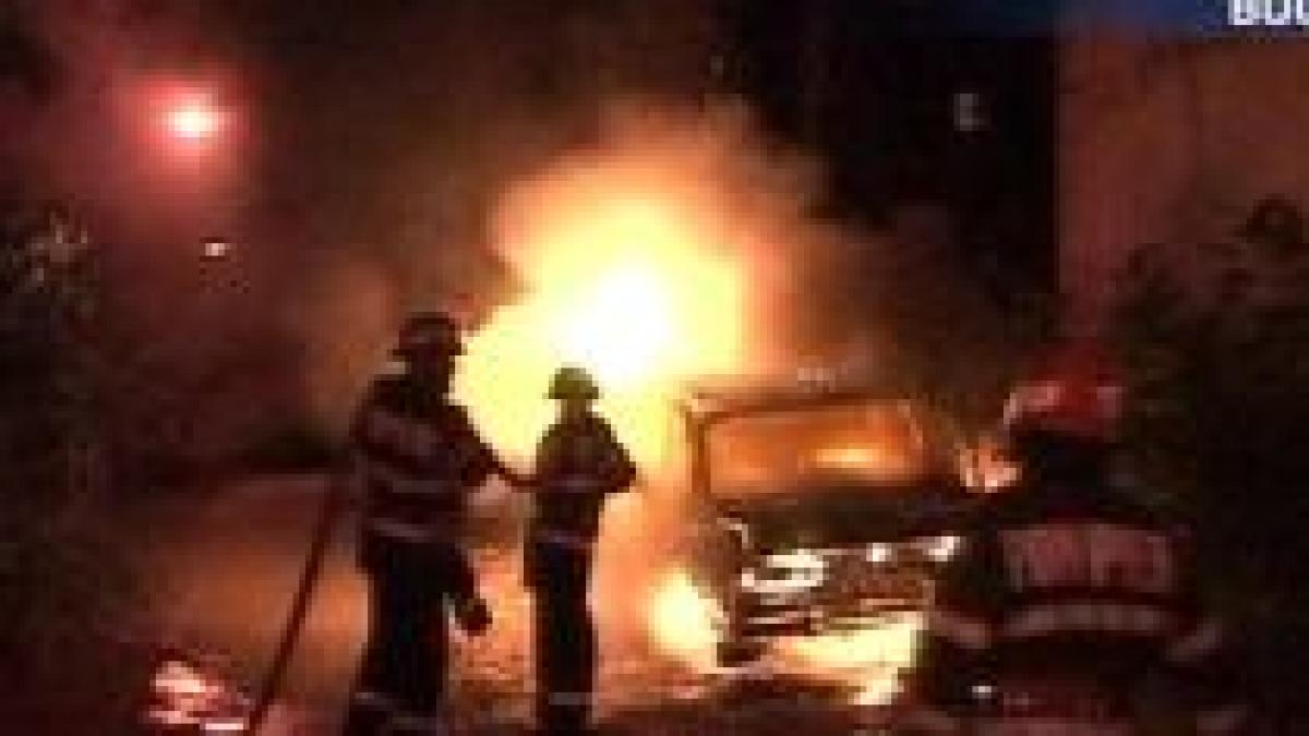 trei masini au ars duminica noapte in capitala pompierii cred ca focul a fost pus intentionat video