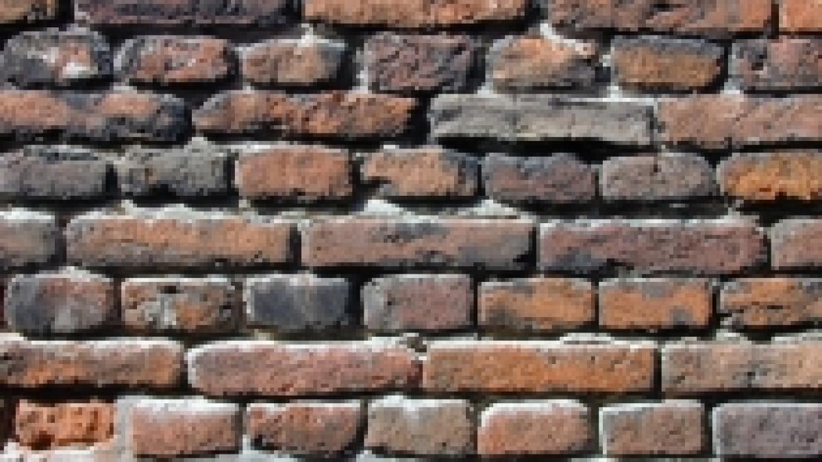 accident de munca la galati un muncitor a murit dupa ce un zid s a prabusit peste el